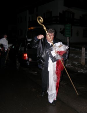 Unser Nikolaus (Herbert Scholl) entsteigt seinem Rentierschlitten Marke VW Passat.