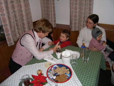 Ameley Messner mit Magnus Petz und Bettina Petz mit ihrer fast einjährigen Tochter Leoni auf dem Arm. Ameley Messner mit Magnus Petz und Bettina Petz mit ihrer fast einjährigen Tochter Leoni auf dem Arm.