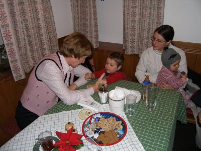 Ameley Messner mit Magnus Petz und Bettina Petz mit ihrer fast einjhrigen Tochter Leoni auf dem Arm.