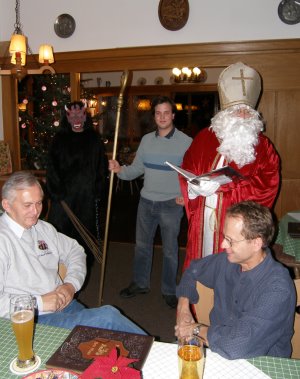 Unser Wolfi zwischen Krampus und Nikolaus. Unser Wolfi zwischen Krampus und Nikolaus.