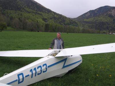 Da steht der glckliche Auenlander neben dem Spatz.