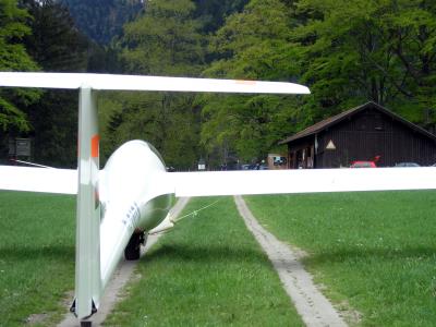 Rcktransport zum Start - rechts unser Fliegerstadl.